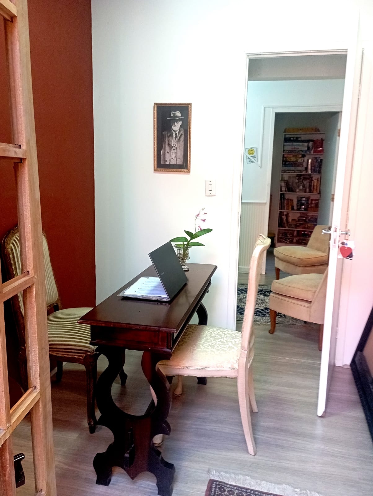 Consultório clínico com ambiente sereno